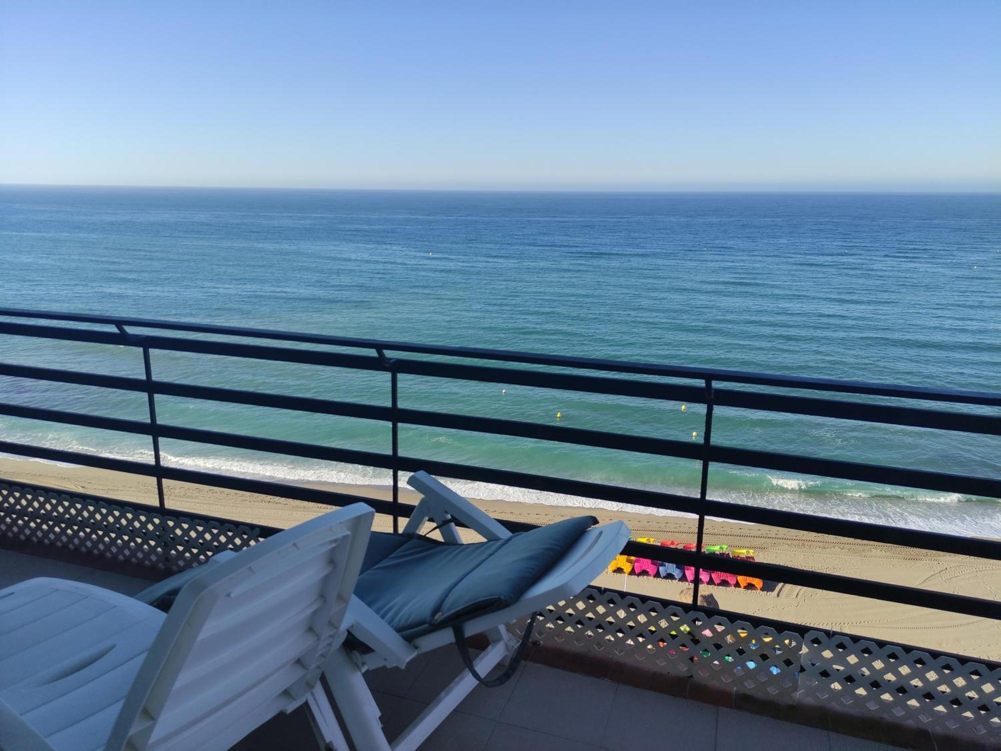 In First Line Apto 6-6 Apartment *